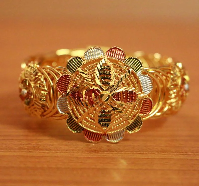 gold bracelets for women-GOLD PLATED FLOWER PATTERN ADJUSTABLE BRACELET